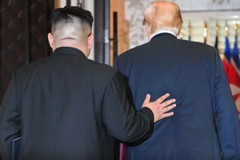 Tổng thống Mỹ Donald Trump (phải) và Nhà lãnh đạo Triều Tiên Kim Jong-un chụp từ phía sau. (Nguồn: AFP)