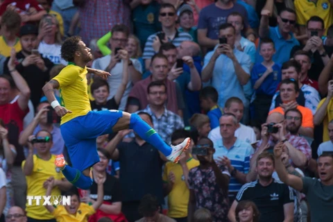 Pha ăn mừng chiến thắng của cầu thủ Neymar đội tuyển Brazil trong trận giao hữu gặp Croatia ở Liverpool, Anh ngày 3/6. (Nguồn: EPA/TTXVN)