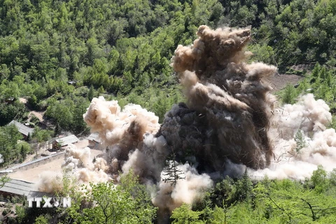 Khói bốc lên sau khi Triều Tiên phá bỏ bãi thử hạt nhân Punggye-ri ngày 24/5. (Nguồn: THX/TTXVN) 