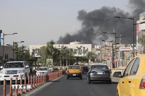 Khói bốc lên trong vụ hỏa hoạn tại nhà kho chứa phiếu bầu ở Baghdad ngày 10/6. (Nguồn: THX/TTXVN)