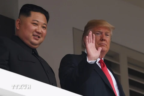 Tổng thống Mỹ Donald Trump (phải) sau cuộc hội đàm riêng với nhà lãnh đạo Triều Tiên Kim Jong-un (trái) tại Sentosa, Singapore ngày 12/6. (Nguồn: AFP/TTXVN) 