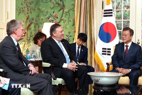 Tổng thống Hàn Quốc Moon Jae-in (phải) trong cuộc gặp Ngoại trưởng Mỹ Mike Pompeo (giữa) và Cố vấn An ninh quốc gia Mỹ John Bolton tại Washington DC., ngày 22/5. (Nguồn: Yonhap/TTXVN)