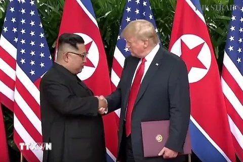 Tổng thống Mỹ Donald Trump (phải) và nhà lãnh đạo Triều Tiên Kim Jong-un (trái) sau khi ký kết một thỏa thuận tại Singapore ngày 12/6. (Nguồn: YONHAP/TTXVN)