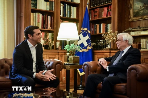 Thủ tướng Hy Lạp Alexis Tsipras (trái) thông báo với Tổng thống Hy Lạp Prokopis Pavlopoulos việc Athens và Skopje nhất trí đổi tên nước của Macedonia thành Cộng hòa Bắc Macedonia tại thủ đô Athens ngày 12/6. (Nguồn: THX/TTXVN)