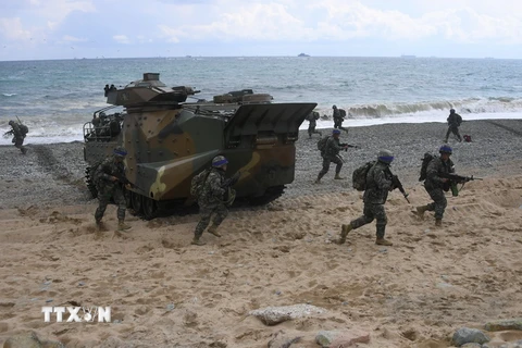Hải quân Hàn Quốc tham gia cuộc tập trận đổ bộ chung với lính thủy đánh bộ Mỹ tại Pohang, Hàn Quốc ngày 2/4/2018. (Nguồn: AFP/TTXVN)