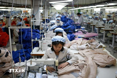 Công nhân Triều Tiên làm việc tại nhà máy thuộc Công ty do người Hàn Quốc làm chủ tại Khu công nghiệp chung Kaesong ngày 19/12/2013. (Nguồn: AFP/TTXVN)