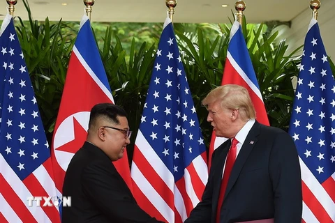 Tổng thống Mỹ Donald Trump (phải) và nhà lãnh đạo Triều Tiên Kim Jong-un tại Hội nghị thượng đỉnh Mỹ- Triều ở Singapore ngày 12/6. (Nguồn: AFP/TTXVN)