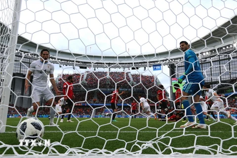 Bóng nằm gọn trong lưới đội tuyển Ai Cập sau pha đánh đầu của cầu thủ Uruguay Jose Gimenez trong trận đấu. (Nguồn: THX/TTXVN)