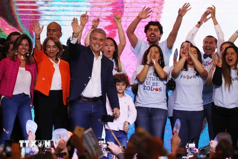 Tổng thống đắc cử Colombia Ivan Duque (giữa) bên những người ủng hộ sau khi kết quả bầu cử Tổng thống vòng 2 được công bố tại Bogota, Colombia ngày 17/6. (Ảnh: EPA/TTXVN)