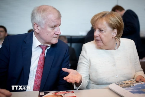 Bộ trưởng Nội vụ Đức, lãnh đạo đảng Liên minh Xã hội Cơ đốc giáo (CSU), Horst Seehofer (trái) và Thủ tướng Đức Angela Merkel. (Nguồn: AFP/TTXVN)