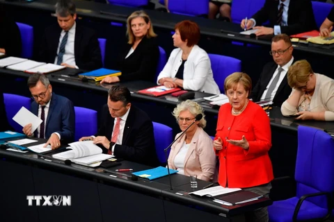 Thủ tướng Đức Angela Merkel (phải) tại phiên chất vấn trước Quốc hội ngày 6/6. (Nguồn: AFP/TTXVN)