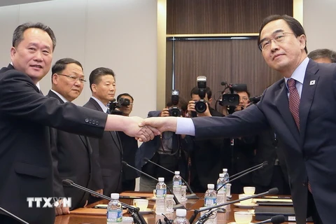 Phái đoàn Hàn Quốc (phải) và Triều Tiên (trái) tại cuộc đàm phán cấp cao liên Triều ở làng đình chiến Panmunjom ngày 1/6. (Nguồn: THX/TTXVN) 