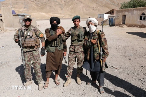 Binh sỹ Afghanistan và các tay súng Taliban. (Nguồn: EFE-EPA/TTXVN)