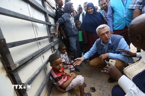 Người đứng đầu Cao ủy Liên hợp quốc về người tị nạn Filippo Grandi (thứ 2, phải) trong chuyến thăm một trại tị nạn ở Tripoli, Libya ngày 18/6. (Ảnh: AFP/TTXVN)
