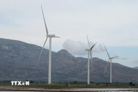 Dự án nhà máy điện gió Đầm Nại (huyện Ninh Hải và Thuận Bắc) có quy mô công suất 40MW, tổng vốn đầu tư 1.523 tỷ đồng, dự kiến sẽ hoàn thành toàn bộ dự án và đi vào sản xuất thương mại vào quý 4/2018. (Ảnh: Nguyễn Thành/TTXVN)