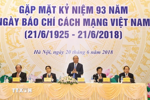 Thủ tướng Nguyễn Xuân Phúc gặp mặt đại diện các cơ quan thông tấn, báo chí trên cả nước, nhân dịp kỷ niệm 93 năm ngày Báo chí Cách mạng Việt Nam (21/6/1925-21/6/2018). (Ảnh: Thống Nhất/TTXVN)