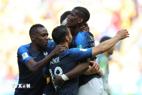 Niềm vui của cầu thủ đội tuyển Pháp Paul Pogba (trái) cùng đồng đội sau khi anh ghi bàn vào lưới đối thủ Australia, ấn định chiến thắng chung cuộc 2-1 cho đội nhà trong trận đấu bảng C vòng chung kết World Cup 2018 diễn ra ở Kazan, Nga ngày 16/6. (Nguồn: 