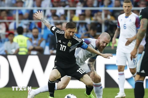 Mỗi khi có bóng, Lionel Messi (giữa) đều khiến các cầu thủ Iceland phải vất vả đeo bám trong trận đấu bảng D World Cup 2018 ở Moskva, Nga ngày 16/6. (Nguồn: THX/TTXVN) 