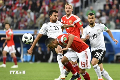 Tình huống tranh chấp bóng bổng quyết liệt trong trận đấu giữa Nga và Ai Cập. (Nguồn: THX/TTXVN)
