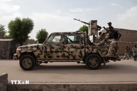 Binh sỹ trong chiến dịch truy quét Boko Haram tại thị trấn Banki, Đông Bắc Nigeria. (Nguồn: AFP/TTXVN)