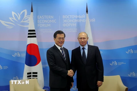 Tổng thống Hàn Quốc Moon Jae-in (trái) và Tổng thống Nga Vladimir Putin trong một cuộc gặp tại Vladivostok, Nga. (Nguồn: AFP/TTXVN)