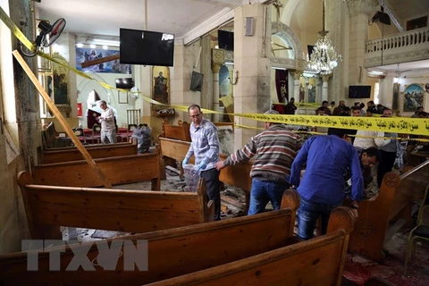 Hiện trường vụ đánh bom tại nhà thờ ở Tanta ở Ai Cập. (Nguoonf: AFP/TTXVN)