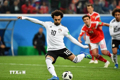 Mohamed Salah (trước) ghi bàn thắng rút ngắn tỷ số trận Ai Cập-Nga đấu từ chấm 11m. (Nguồn: THX/TTXVN)