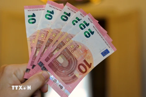Đồng tiền mệnh giá 10 euro tại một ngân hàng ở Paris, Pháp. (Nguồn: AFP/TTXVN)