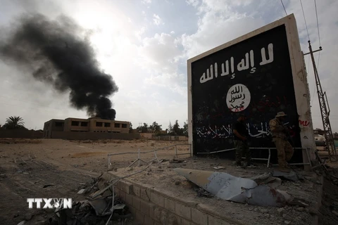 Cờ IS tại thành phố al-Qaim, tỉnh Anbar, miền Tây Iraq. (Nguồn: AFP/TTXVN) 