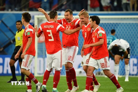 Niềm vui chiến thắng của các cầu thủ đội tuyển Nga trong trận gặp Ai Cập. (Nguồn: THX/TTXVN)
