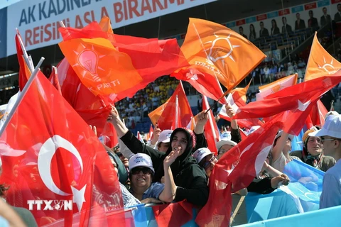 Những người ủng hộ Tổng thống Recep Tayyip Erdogan và đảng Công lý và Phát triển (AKP) tham gia cuộc míttinh ở Ankara. (Nguồn: THX/TTXVN)