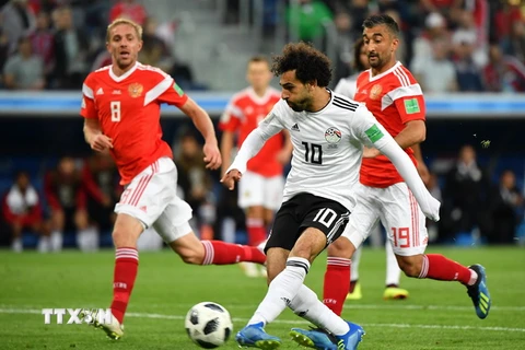 Mohamed Salah (trước) ghi bàn thắng rút ngắn tỷ số trận cho Ai Cập đấu từ chấm 11m. (Nguồn: THX/TTXVN)