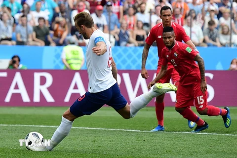 Tiền đạo Harry Kane (trái) thực hiện cú đá nâng tỷ số lên 5-0 cho đội tuyển Anh trước Panama. (Nguồn: AFP/TTXVN)