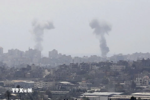 Khói bốc lên sau một vụ không kích của Israel vào khu vực biên giới Israel và Dải Gaza. (Nguồn: EPA-EFE/TTXVN)
