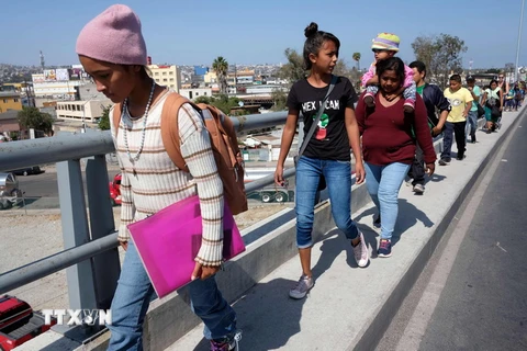 Người di cư di chuyển tới khu vực biên giới Mexico-Mỹ tại Tijuana, bang Baja California, Mexico ngày 28/4. (Nguồn: AFP/TTXVN)