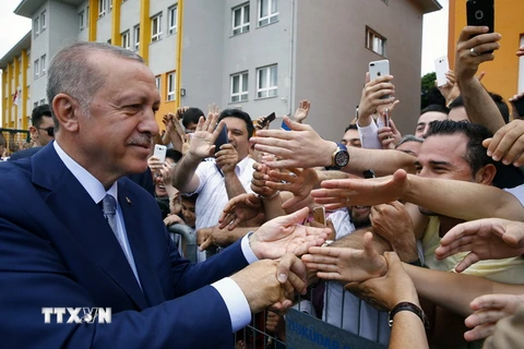 Tổng thống Thổ Nhĩ Kỳ Recep Tayyip Erdogan (trái) bên những người ủng hộ tại điểm bầu cử ở Istanbul ngày 24/6. (Nguồn: THX/TTXVN)