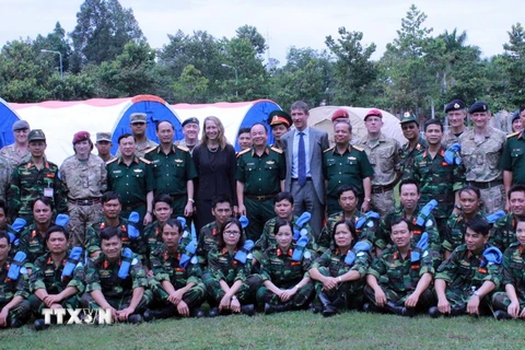 Các chiến sỹ 'mũ nồi xanh' Việt Nam chụp ảnh lưu niệm cùng các chuyên gia quốc tế sau lễ bế mạc chương trình thực hành trên bộ trang bị Bệnh viện dã chiến cấp 2 số 1. (Ảnh: Nguyễn Xuân Khu/TTXVN)