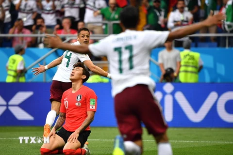 Cầu thủ Javier Hernandez (trái, phía trước), đội tuyển Mexico vui mừng sau khi ghi bàn thắng trong trận đấu với đội Hàn Quốc tại Rostov-on-Don, Nga, ngày 23/6. (Nguồn: THX/TTXVN)