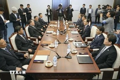 Một cuộc đàm phán cấp cao liên Triều tổ chức tại làng đình chiến Panmunjom. (Nguồn: TTXVN phát)