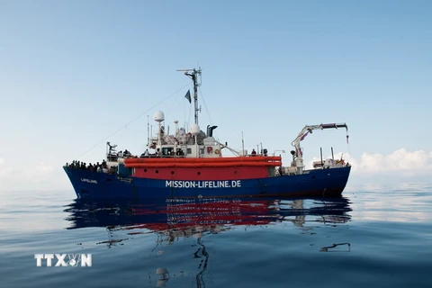 Tàu Lifeline chở người di cư mắc kẹt trên biển Địa Trung Hải. (Nguồn: THX/TTXVN)