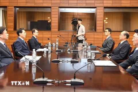 Thứ trưởng Bộ Giao thông Hàn Quốc Kim Jeong-ryeol (thứ 2, trái) và người đồng cấp Triều Tiên Pak Ho-yong (thứ 2, phải) tại cuộc đàm phán về kết nối đường bộ qua biên giới diễn ra ở làng đình chiến Panmunjom ngày 28/6. (Nguồn: Yonhap/TTXVN)