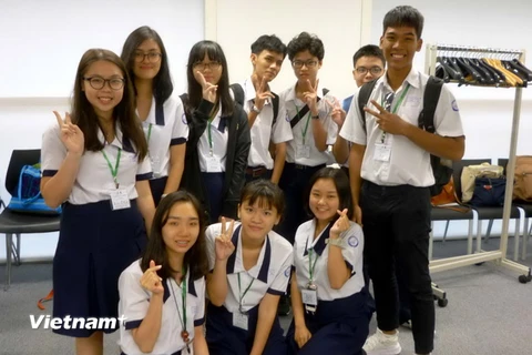 Các em học sinh đến từ trường Trung học phổ thông Marie Curie, thành phố Hồ Chí Minh chụp ảnh kỷ niệm trong buổi tham quan tại Quỹ Giao lưu quốc tế Nhật Bản. (Ảnh: Thành Hữu/Vietnam+)