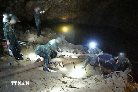 Lực lượng đặc nhiệm Thái Lan tham gia tìm kiếm đội bóng thiếu niên mất tích tại hang Tham Luang ngày 30/6. (Nguồn: THX/TTXVN)