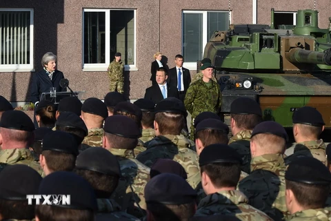 Thủ tướng Theresa May phát biểu trước 800 binh sỹ Anh đang đóng quân tại căn cứ này căn cứ quân sự của Tổ chức Hiệp ước Bắc Đại Tây Dương (NATO) tại Tapa. (Nguồn: AFP/TTXVN)