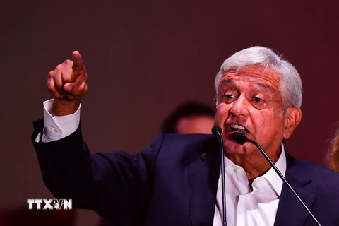 Ông Andres Manuel Lopez Obrador mừng chiến thắng sau khi kết quả tổng tuyển cử được công bố tại Mexico City ngày 1/7. (Nguồn: AFP/TTXVN)