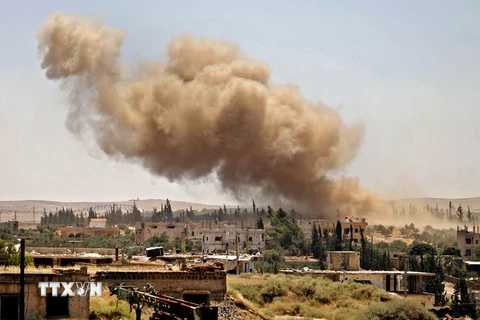 Khói bốc lên sau các cuộc không kích của quân đội Chính phủ Syria xuống khu vực do phiến quân chiếm giữ ở Daraa ngày 26/6. (Nguồn: AFP/TTXVN)