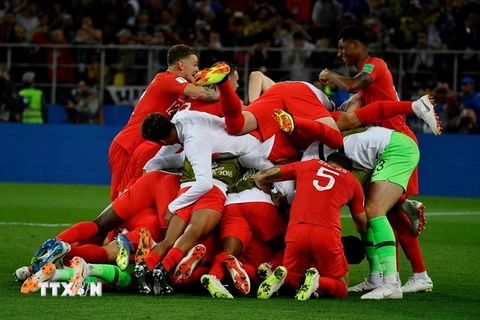 Các cầu thủ đội tuyển Anh ăn mừng chiến thắng vượt qua Colombia sau loạt đá penalty căng thẳng với tỷ số 4-3 và lọt vào vòng tứ kết Giải bóng đá World Cup 2018 trong trận đấu loại trực tiếp diễn ra ở Moskva, Nga, ngày 3/7. (Nguồn: AFP/TTXVN)