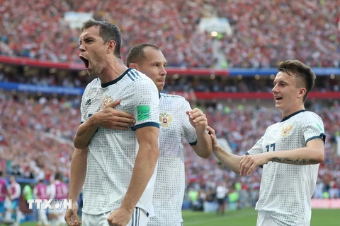 Tiền đạo Artem Dzyuba (ảnh, trái) ăn mừng bàn thắng từ chấm phạt đền san bằng tỷ số 1-1 cho tuyển Nga trong trận gặp Tây Ban Nha vòng 1/8 World Cup 2018 diễn ra trên sân Luzhniki ở Moskva ngày 1/7. (Nguồn: THX/TTXVN) 