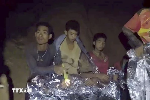 Các thành viên đội bóng thiếu niên mắc kẹt bên trong hang Tham Luang ở tỉnh Chiang Rai, Thái Lan ngày 4/7. (Nguồn: THX/TTXVN)