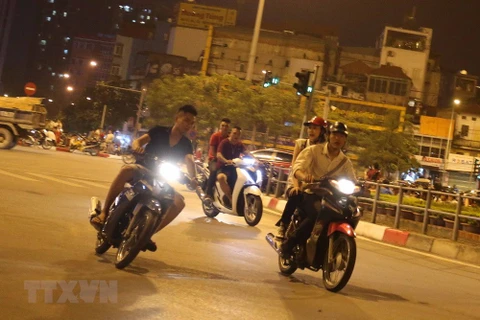 Nhiều thanh niên không đội mũ bảo hiểm lượn lách phóng tốc độ nhanh trên phố Lê Duẩn-Đại Cồ Việt. (Ảnh: Doãn Tấn/TTXVN)